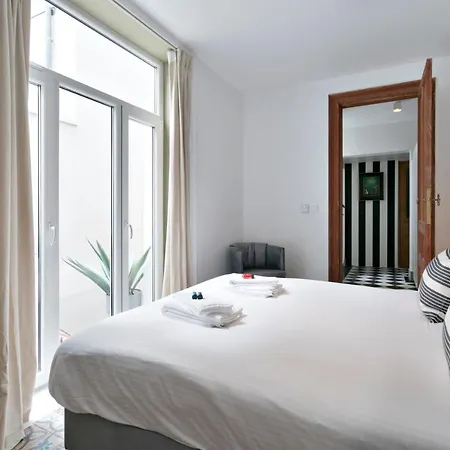 Spacious Design In The Centre Of Near The *